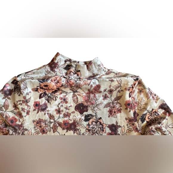 Coco + Jaimeson Velvety Floral Long Sleeve Bodysuit, Medium. - Picture 5 of 9